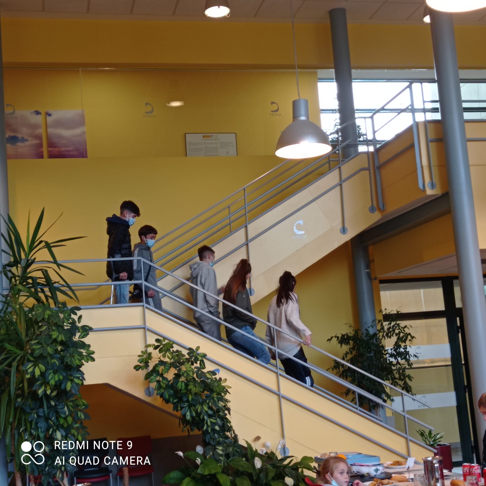 Jovenes bajando las escaleras 2